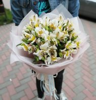 Букет из 9 белых альстромерий