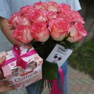 Букет 15 роз Джумилия с Рафаэлло