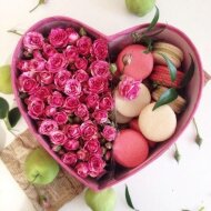 Сердце из кустовых роз с макарунами